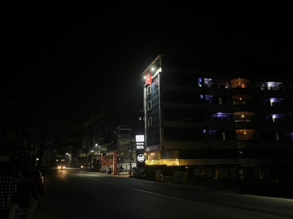 Tower 21 Regency Hotel Kochi Esterno foto